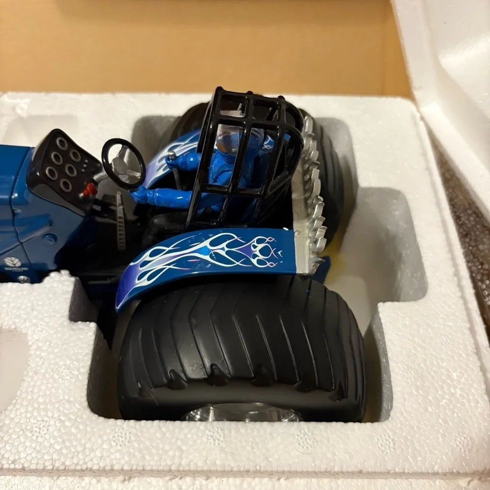 1/16 New Holland 8260 The Bomb Pulling Tractor Toy Large Metal Heavy Vintage